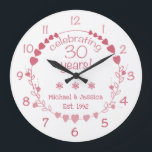 Reloj Redondo Grande Corazones del 30° Aniversario del Boda<br><div class="desc">Celebra un aniversario boda con este precioso y elegante reloj de pared con un diseño que incluye una corona con corazones rojos y rosados.</div>