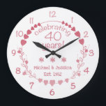 Reloj Redondo Grande Corazones del 40° Aniversario del Boda<br><div class="desc">Celebra un aniversario boda con este precioso y elegante reloj de pared con un diseño que incluye una corona con corazones rojos y rosados.</div>
