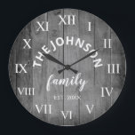 Reloj Redondo Grande Cortijo rústico de encargo de madera del apellido<br><div class="desc">El reloj de pared de madera (gris) gris del estilo de la casa de la granja es perfecto para su cocina del cortijo del país. Personalizar con su apellido y año establecido para un cumpleaños o un regalo único y personalizado del navidad.</div>