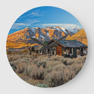 Reloj Redondo Grande Cortijo viejo a lo largo del lago Hwy 395 en junio