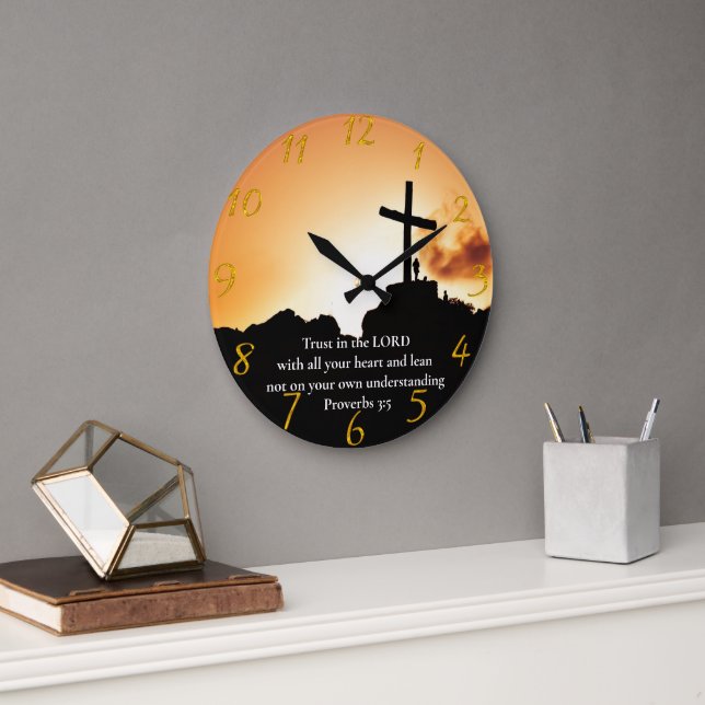 Reloj Redondo Grande Cruza de proverbios 3:5 en una montaña (Oficina)