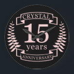 Reloj Redondo Grande Crystal boda aniversario 15 años<br><div class="desc">Un diseño para celebrar los 15 años de matrimonio. Este diseño tiene un diseño de laurel de color rosa sobre un fondo negro. El cristal es el regalo tradicional para esta ocasión. El texto dice un aniversario de cristal de 15 años. Un diseño romántico para celebrar tu decimoquinto año de...</div>