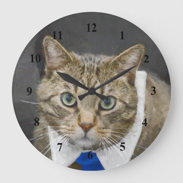 Reloj Redondo Grande Cute Brown Tabby Cat Green Eyes Blue Tie (Anverso)