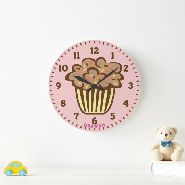 Reloj Redondo Grande Cute Cupcake with Custom Name Wall Clock (Cupcake wall clock with custom name.)