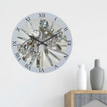 Reloj Redondo Grande Diamantes de imitación de Glam Art Deco Vintage Ac<br><div class="desc">La imagen fotográfica de aretes diamante de imitación de arte vintage deco añade el retro glam a este elegante y glamoroso reloj de pared acrílico. La joyería de arte se basa en un fondo de cristal cortado. El conjunto es un gris plateado que parece brillar con toques de azul pálido...</div>