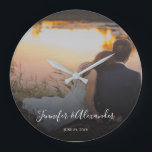 Reloj Redondo Grande Diseñe su propio boda personal de la foto<br><div class="desc">Cree su propio reloj de pared personal del boda de la foto.
Añada sus los propios la mayoría de la foto hermosa del boda,  añada sus nombres y fecha del boda.
Un regalo de boda muy personal.</div>