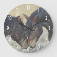 Dos caballos salvajes marrones desconcertando