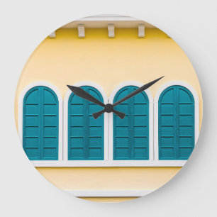 Reloj Redondo Grande Edificio amarillo de estilo europeo exterior