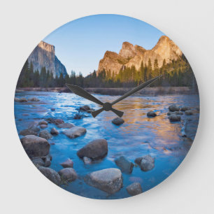Reloj Redondo Grande EE.UU., California. Reflexiones rocosas en Merced