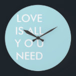 Reloj Redondo Grande El amor azul es todo lo que usted necesita el<br><div class="desc">Plantilla de encargo azul y del blanco "todo lo que usted necesita es del amor" del texto personalizada alrededor del reloj de pared con citas. La plantilla de encargo del reloj de pared de la tipografía, por los red_dress, ofreciendo el texto blanco "amor es toda lo que usted necesita" en...</div>