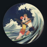 Reloj Redondo Grande El Art Deco Vintage ama el beso en las olas de la<br><div class="desc">Ilustracion vintage arte deco amor e imagen romántica con una pareja joven abrazándose y besándose bajo el surf,  una ola oceánica en la playa. Artista: George Barbier,  c. 1921.</div>