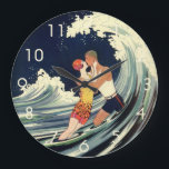 Reloj Redondo Grande El Art Deco Vintage ama el beso en las olas de la<br><div class="desc">Ilustracion vintage arte deco amor e imagen romántica con una pareja joven abrazándose y besándose bajo el surf,  una ola oceánica en la playa. Artista: George Barbier,  c. 1921.</div>