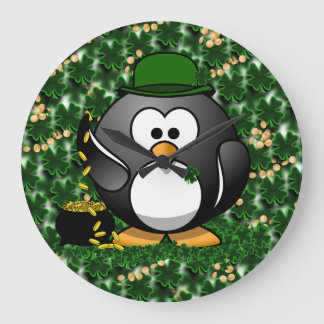 Reloj Redondo Grande El pingüino afortunado del día de San Patricio con