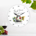 Reloj Redondo Grande Elegante acuarela Vino recién casados Nombres<br><div class="desc">Este elegante reloj grande de acuarela de Newlyweds tiene un diseño de acuarela muy bien elaborado, con una botella y una copa de vino, lo que lo convierte en un regalo ideal para cualquier ducha de novia, aniversario o boda. Este reloj exquisito añade un toque de sofisticación a todo el...</div>