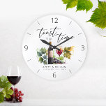 Reloj Redondo Grande Elegante acuarela Wine Temas de Pareja Nombres<br><div class="desc">Este impresionante reloj elegante acuático con nombres de parejas con temática vitícola y un exquisito acuarela representa una copa de vino y una botella. Es el regalo perfecto para una ducha de novia, aniversario o boda. Personalízalo con los nombres de la pareja para un regalo verdaderamente único y memorable. Es...</div>