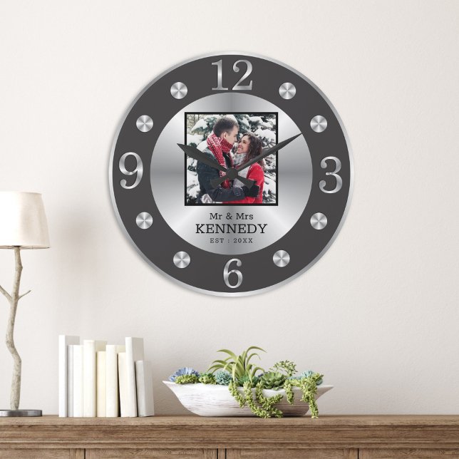 Reloj Redondo Grande Elegante Boda De Fotos De Nombre Personalizado Neg (Elegant Black And Silver Custom Name Photo Wedding Large Clock)