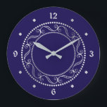 Reloj Redondo Grande Elegante diseño retro ornado plateado<br><div class="desc">Aquí hay un reloj de bonito que funciona bien en una cocina o zona de estar. Cuenta con un giratorio circular ornamentado y diseño de puntos en plata. Las doce, tres, seis y nueve posiciones tienen números de plata coincidentes, mientras que el resto de posiciones tienen diamantes de plata. La...</div>
