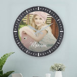 Reloj Redondo Grande Elegante foto de nombre personalizado de madera rú<br><div class="desc">¡Perfecto regalo para los abuelos! Este moderno reloj de pared rústico cuenta con una foto favorita junto con su nombre personalizado en un panel de madera negra.</div>