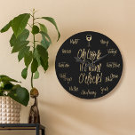 Reloj Redondo Grande Elegante, mira, es Wine O'Clock| Nombres de vinos<br><div class="desc">El reloj perfecto para los amantes del vino. Haga todo el día con nuestro elegante y moderno reloj de pared "Oh, mira su vino". El diseño presenta un diseño tipográfico moderno y elegante, con cada hora representada con un tipo de vino diferente, presentado en una tipografía escrita a mano. El...</div>