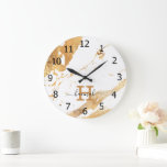 Reloj Redondo Grande Elegante nombre de monograma de Relieve metalizado<br><div class="desc">Lujoso y elegante Relieve metalizado dorado de mármol blanco Monogramado Nombre Monograma Grande Reloj</div>