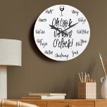 Reloj Redondo Grande Elegante Oh Look It's Wine O'Clock | Nombres de vi<br><div class="desc">El reloj perfecto para los amantes del vino. Haz que todo el mundo venga con nuestro elegante y moderno reloj de pared "Oh look it's wine's clock". El diseño presenta un diseño tipográfico moderno y elegante, con cada hora representada con un tipo de vino diferente, expuesto en una tipografía escrita...</div>