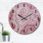 Reloj Redondo Grande Elegante rosa elegante de Agate<br><div class="desc">Una cautivadora impresión rodocrosista rosa que le da vida a la delicada belleza de este impresionante mineral. Con una perspectiva de primer plano, esto muestra los detalles intrincados y los patrones hipnotizantes de la piedra rodocrosiana. Sus tonos rosas suaves crean una experiencia visual relajante y encantadora, que evoca un sentido...</div>