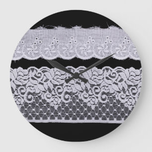 Reloj Redondo Grande encaje blanco ornamental, fondo negro aislado.