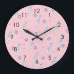Reloj Redondo Grande Equipo De Natación Artístico Snicro Nadadores Rosa<br><div class="desc">Con un moderno ilustracion de mujeres sincronizadas nadadoras artísticas. Los nadadores artísticos presentan un diseño de colores pastel. Regalo del equipo de natación de Guay. obsequios de equipo de natación sincronizados, entrenador de equipo de natación sincronizado. El equipo de chicas de nadadores artísticos ofrece ideas. Decoración artística de natación en...</div>