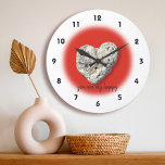 Reloj Redondo Grande Eres Mi Cita Feliz Coral Fotografía De Hawaii<br><div class="desc">"Eres mi feliz". Me siento afortunado de haber visto esta roca de coral en forma de corazón, mientras caminaba una playa de arena negra de la Isla Grande de Hawái a última hora de la tarde. Piense en su persona especial cada vez que compruebe la hora en este impresionante reloj...</div>