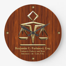 Escalas de oro de la justicia en el cerezo (person