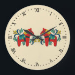 Reloj Redondo Grande Escandinavo de caballos de Dala sueco<br><div class="desc">Tradición Estilo de arte folclórico escandinavo caballos de dala decorativos (dala hast) con rollizos en tonos rojos y azules sobre amarillo dorado.</div>