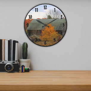 Reloj Redondo Grande Escenario pintoresco de otoño en un antiguo graner