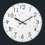 Reloj Redondo Grande Esquí de esquí alpino en invierno<br><div class="desc">Diseño de patrones de esquí con temática invernal de Guay con esquiadores esquiando por las pistas de esquí alpino entre los abetos cubiertos de nieve en los alpes. Los esquiadores Freeride llevan coloridos trajes de esquí retro vintage, esquiando cuesta abajo con esquís sobre un paisaje montañoso blanco y nevado. Maravilloso...</div>
