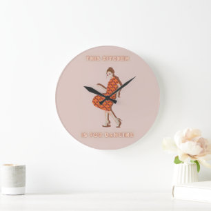 Reloj Redondo Grande Esta cocina es para una Naranja bailarina Poster