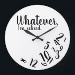 Reloj Redondo Grande Estoy jubilado Funny Retirement Simple White<br><div class="desc">Como sea,  estoy jubilado. ¿Conoce a alguien que esté disfrutando de la jubilación y que ya no se preocupe por qué hora es? Este simple reloj de citas divertidas en blanco y negro es el regalo perfecto para el jubilado en tu vida.</div>