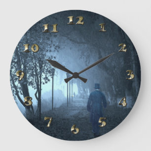 Reloj Redondo Grande Extraño en el parque en niebla nocturna