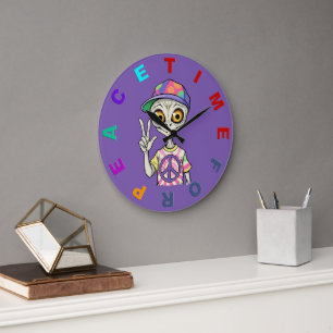 Reloj Redondo Grande Extraterrestre muestra la Señal de Paz con la Mano