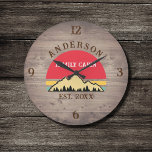 Reloj Redondo Grande Familia Cabina Rústica Árboles Retro Nombre Famili<br><div class="desc">Transforme su hogar en un acogedor refugio con nuestro reloj grande de cascabel de Árboles Retro Rústicos de la Familia. Este encantador reloj aporta la belleza rústica de los grandes espacios al aire libre a su espacio vital. Presenta un diseño de inspiración vintage con árboles retro rústicos y añade un...</div>