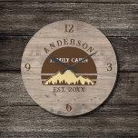 Reloj Redondo Grande Familia Cabina Rústica Árboles Retro Nombre Famili<br><div class="desc">Transforme su hogar en un acogedor refugio con nuestro reloj grande de cascabel de Árboles Retro Rústicos de la Familia. Este encantador reloj aporta la belleza rústica de los grandes espacios al aire libre a su espacio vital. Presenta un diseño de inspiración vintage con árboles retro rústicos y añade un...</div>