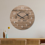 Reloj Redondo Grande Familia campesina Rustic Brown Barnwood<br><div class="desc">Reloj familiar con un fondo rústico de madera para su decoración de estilo casero. Personaliza con el nombre de la familia y año establecido para un único reloj de la pared de una granja.</div>