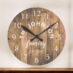 Reloj Redondo Grande Familia Personalizado de Madera Nombre Rústico Gra<br><div class="desc">El reloj de pared estilo casa de campo de madera marrón es perfecto para su cocina de campo. Personalizar con el nombre de su familia y año establecido para un regalo único y personalizado de cumpleaños o Navidades.</div>