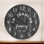 Reloj Redondo Grande Familia Personalizado de Madera Nombre Rústico Gra<br><div class="desc">El reloj de pared de una granja de madera gris (gris) es perfecto para la cocina de su casa de campo. Personalizar con el nombre de su familia y año establecido para un regalo único y personalizado de cumpleaños o Navidades.</div>