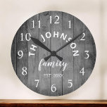 Reloj Redondo Grande Familia Personalizado de Madera Nombre Rústico Gra<br><div class="desc">El reloj de pared de una granja de madera gris (gris) es perfecto para la cocina de su casa de campo. Personalizar con el nombre de su familia y año establecido para un regalo único y personalizado de cumpleaños o Navidades.</div>