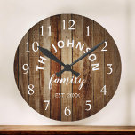 Reloj Redondo Grande Familia Personalizado de Madera Nombre Rústico Gra<br><div class="desc">El reloj de pared estilo casa de campo de madera marrón es perfecto para su cocina de campo. Personalizar con el nombre de su familia y año establecido para un regalo único y personalizado de cumpleaños o Navidades.</div>