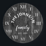 Reloj Redondo Grande Familia Personalizado de Madera Nombre Rústico Gra<br><div class="desc">El reloj de pared de una granja de madera gris (gris) es perfecto para la cocina de su casa de campo. Personalizar con el nombre de su familia y año establecido para un regalo único y personalizado de cumpleaños o Navidades.</div>