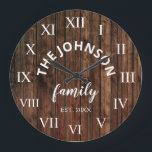 Reloj Redondo Grande Familia Personalizado de Madera Nombre Rústico Gra<br><div class="desc">El reloj de pared estilo casa de campo de madera marrón es perfecto para su cocina de campo. Personalizar con el nombre de su familia y año establecido para un regalo único y personalizado de cumpleaños o Navidades.</div>