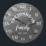 Reloj Redondo Grande Familia Personalizado de Madera Nombre Rústico Gra<br><div class="desc">El reloj de pared de una granja de madera gris es perfecto para su casa de campo o su sala de estar. Personalizar con el nombre de su familia y año establecido para un regalo único y personalizado de cumpleaños o Navidades.</div>