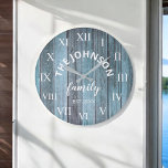 Reloj Redondo Grande Familia Personalizado Madera Nombre Playa Rustica<br><div class="desc">El reloj de pared de madera azul estilo Beach House es perfecto para su casa de vacaciones en la playa. Personalizar con el nombre de su familia y año establecido para un regalo único y personalizado de cumpleaños o Navidades.</div>