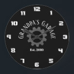 Reloj Redondo Grande Fecha de Personalizado establecida del año del gar<br><div class="desc">El personalizado del garaje del abuelo estableció un reloj de pared de citas. El texto de Garage del abuelo y la fecha de est. son todos personalizables. Reloj divertido para el taller o el garaje del abuelo.</div>