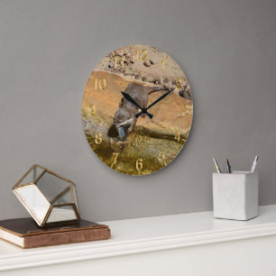 Reloj Redondo Grande **"Festín Pondside: Un Otter y su atracción"**